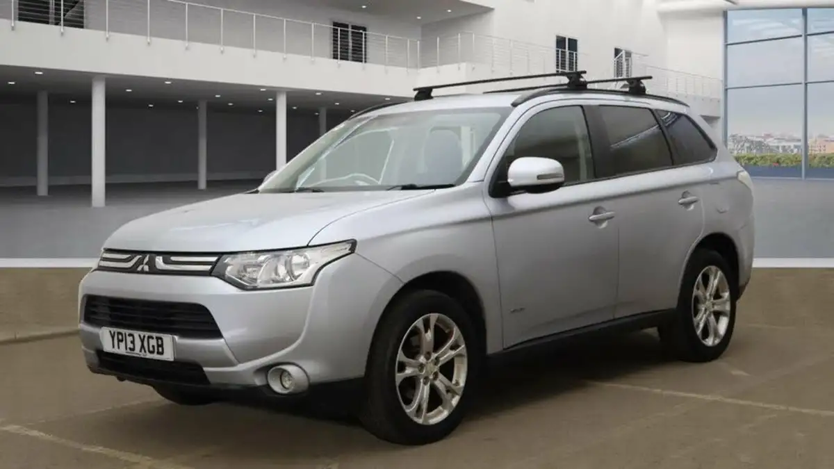 2013-mitsubishi-outlander-22di-d-gx3-7st-big-1