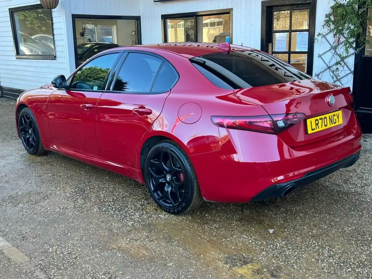 2020-alfa-romeo-giulia-20-nero-edizione-big-12