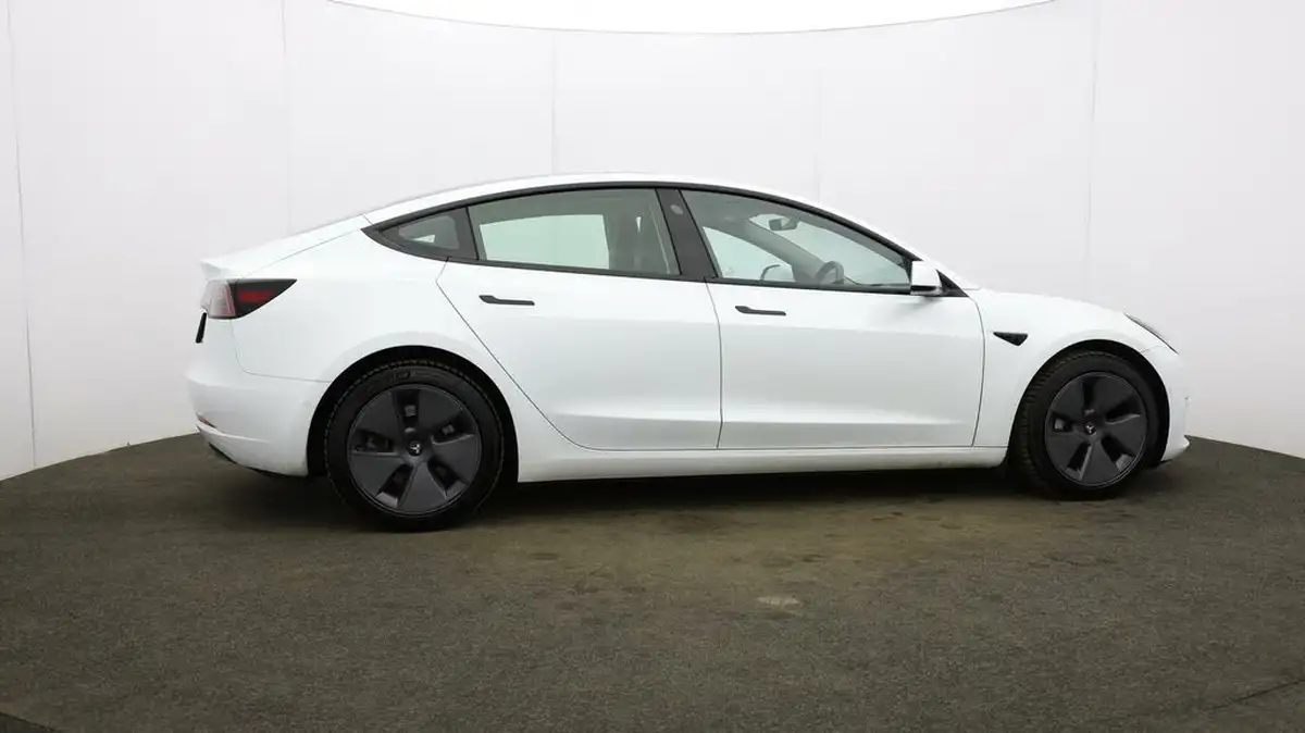 2022-tesla-model-3-e-long-range-big-53