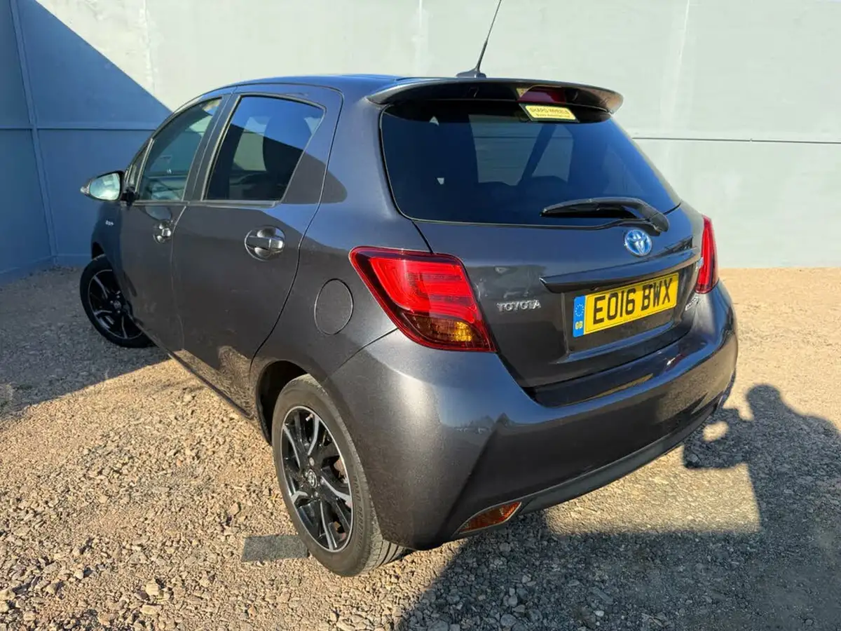 2016-toyota-yaris-15-vvt-i-design-hybrid-big-1