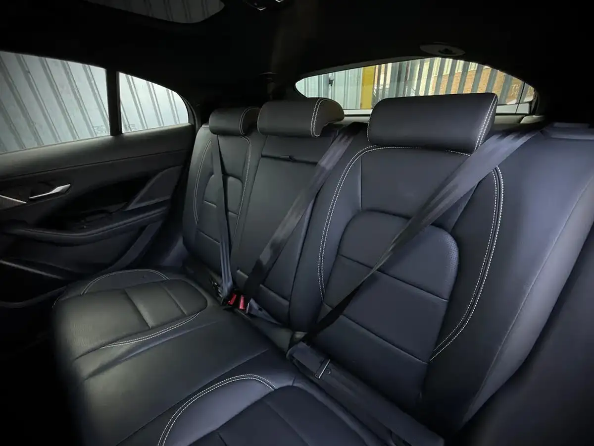 2021-jaguar-i-pace-ev400-black-big-13