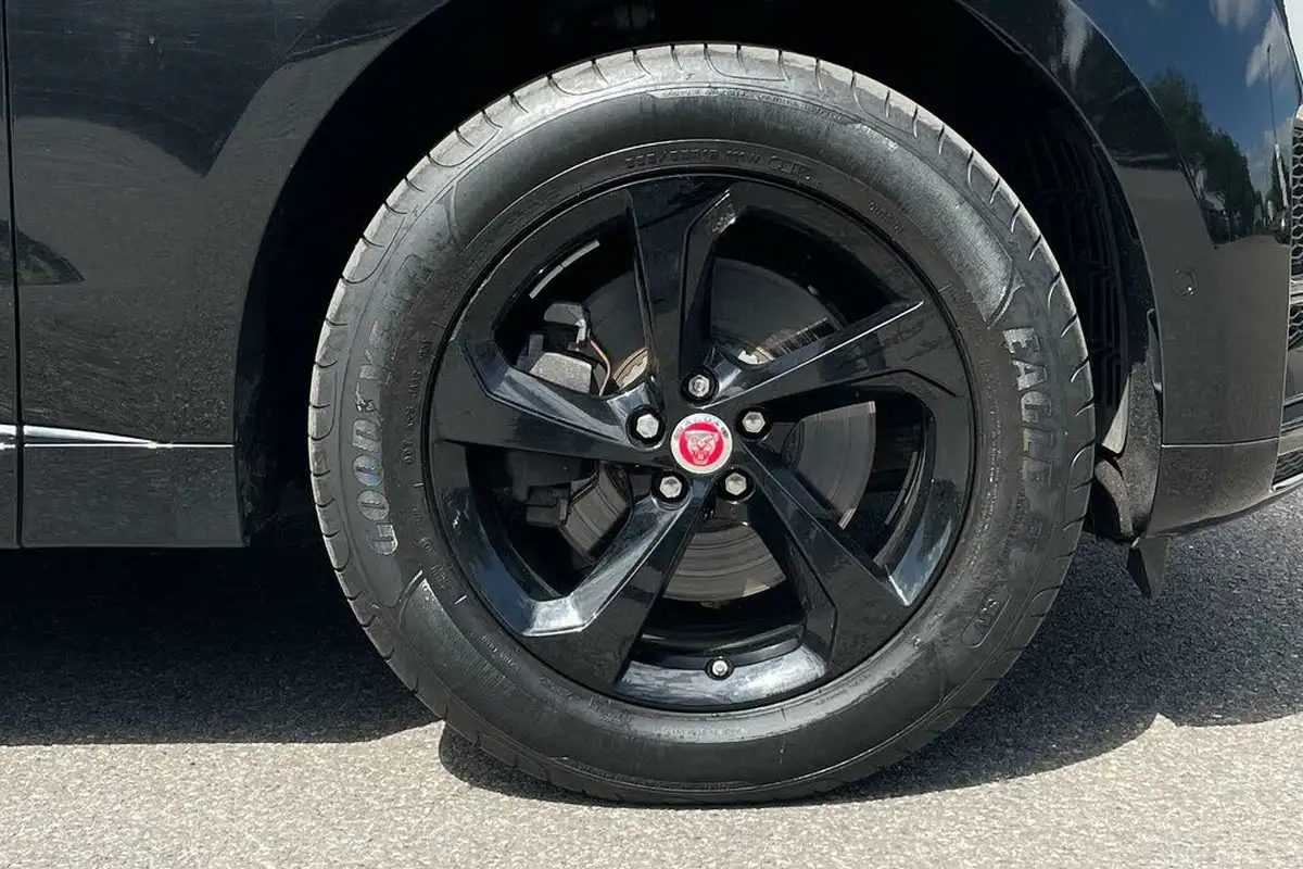 2021-jaguar-f-pace-20-d200-s-mhev-big-15