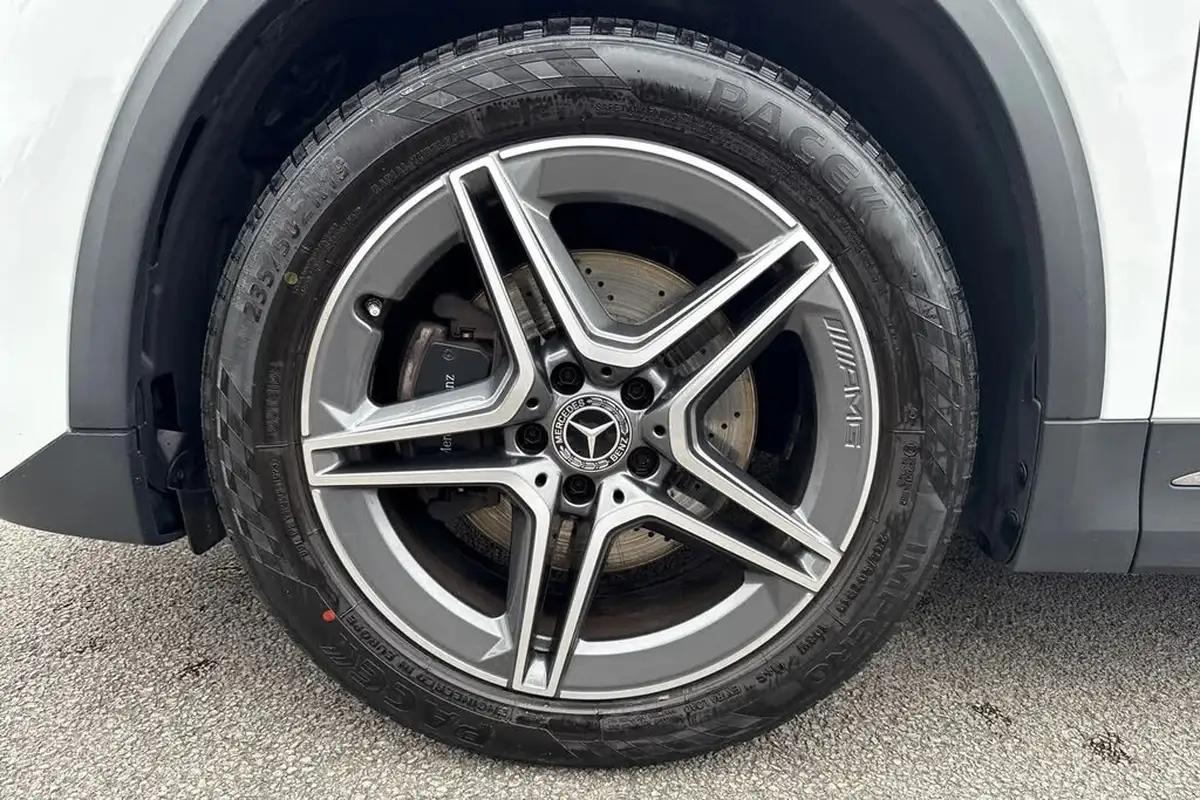 2021-mercedes-benz-gla-class-13-gla-200-amg-line-big-10