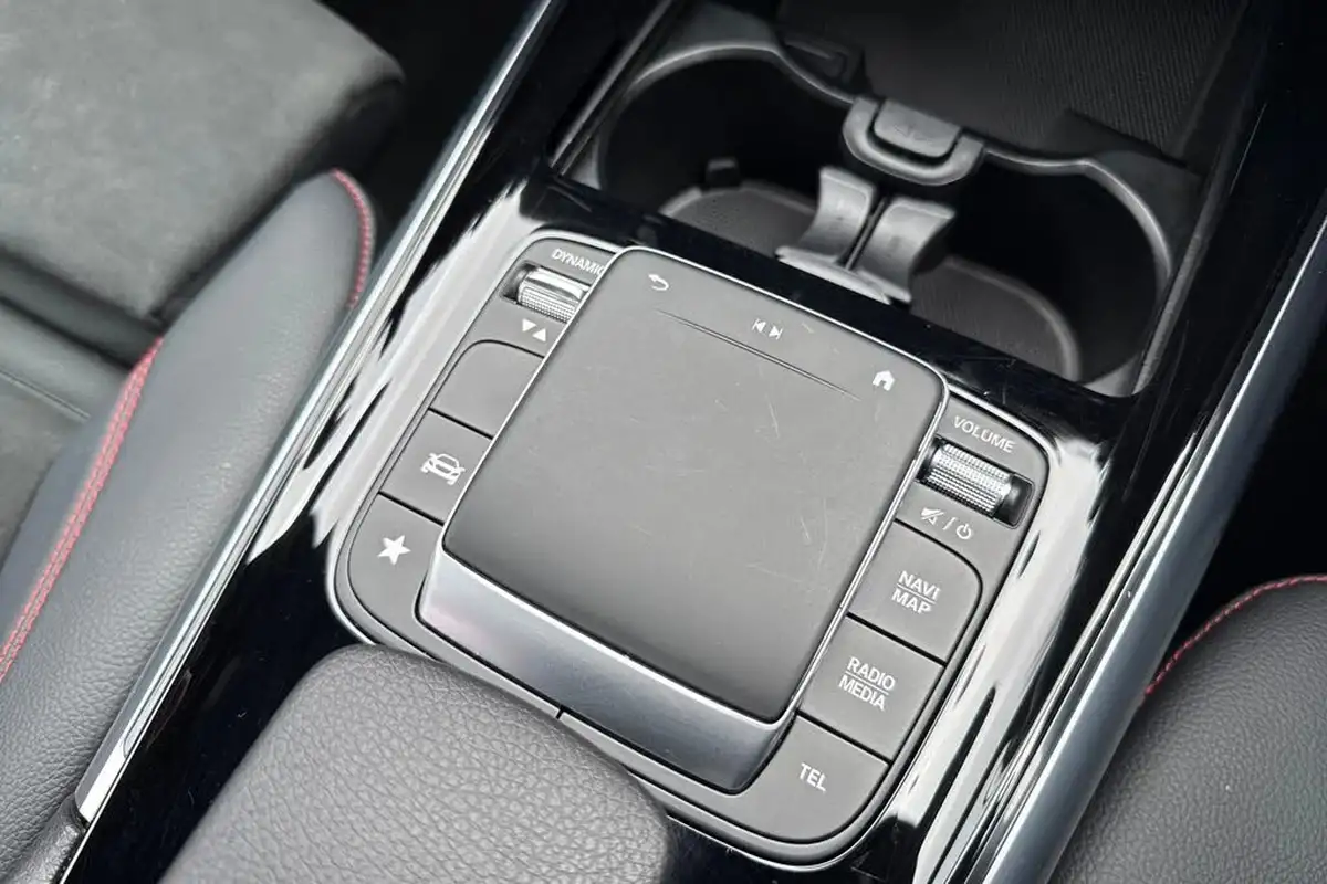 2021-mercedes-benz-gla-class-13-gla-200-amg-line-big-34