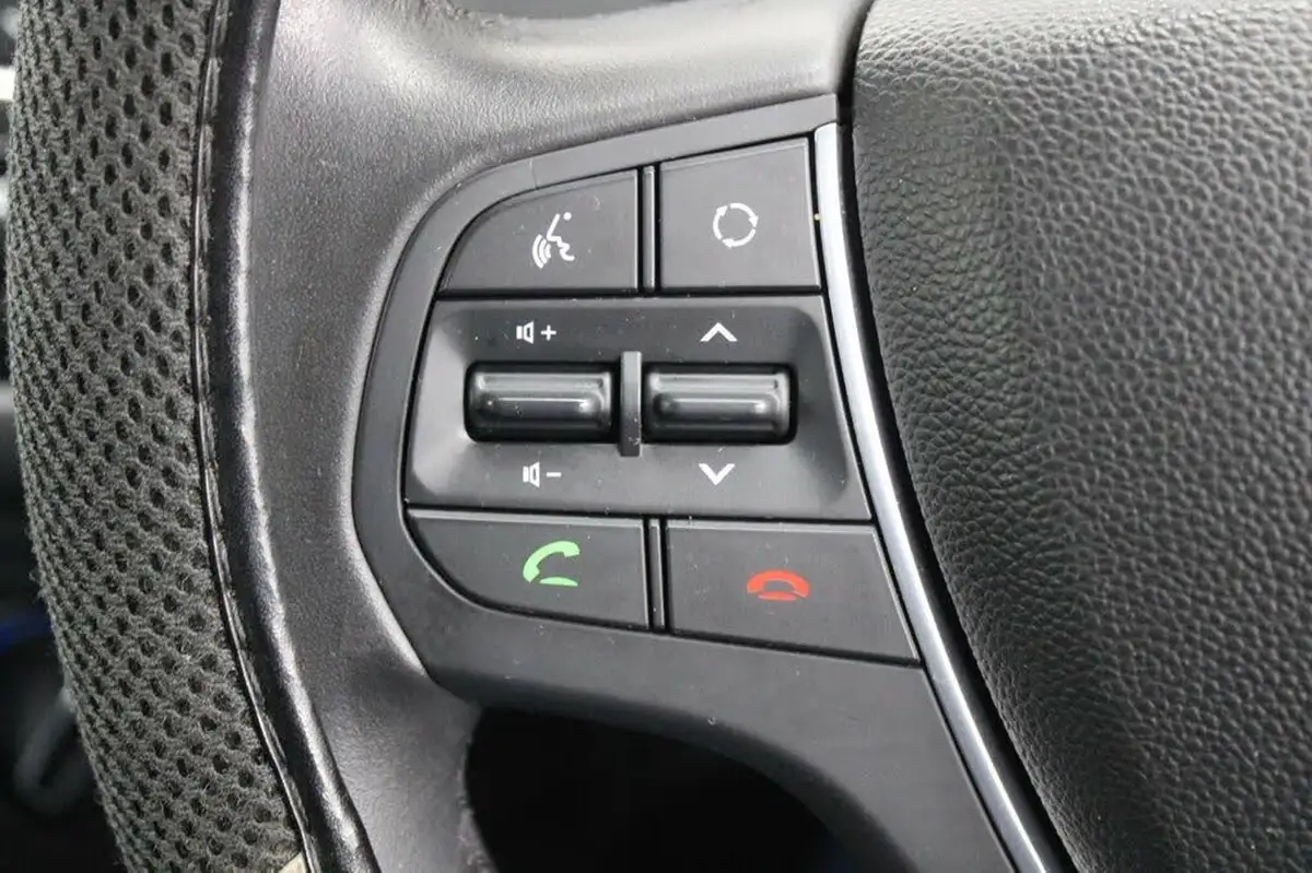 2016-hyundai-i20-10-active-big-21