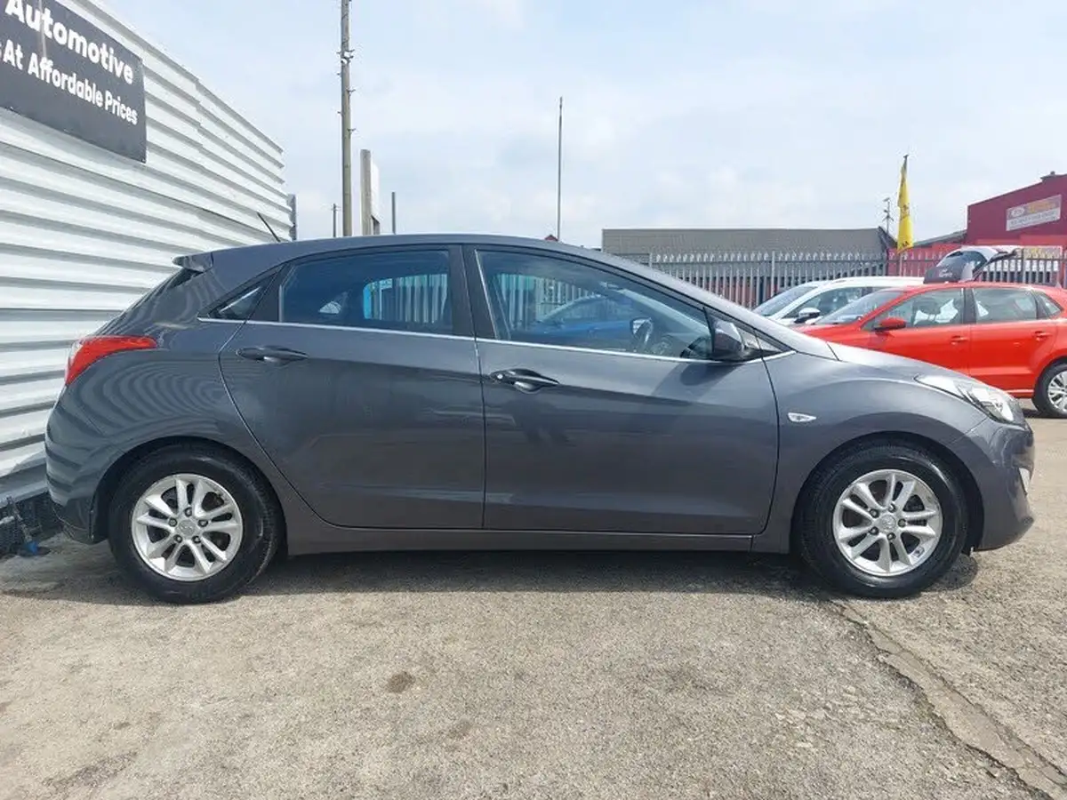 2016-hyundai-i30-16crdi-se-110ps-hatchback-big-7