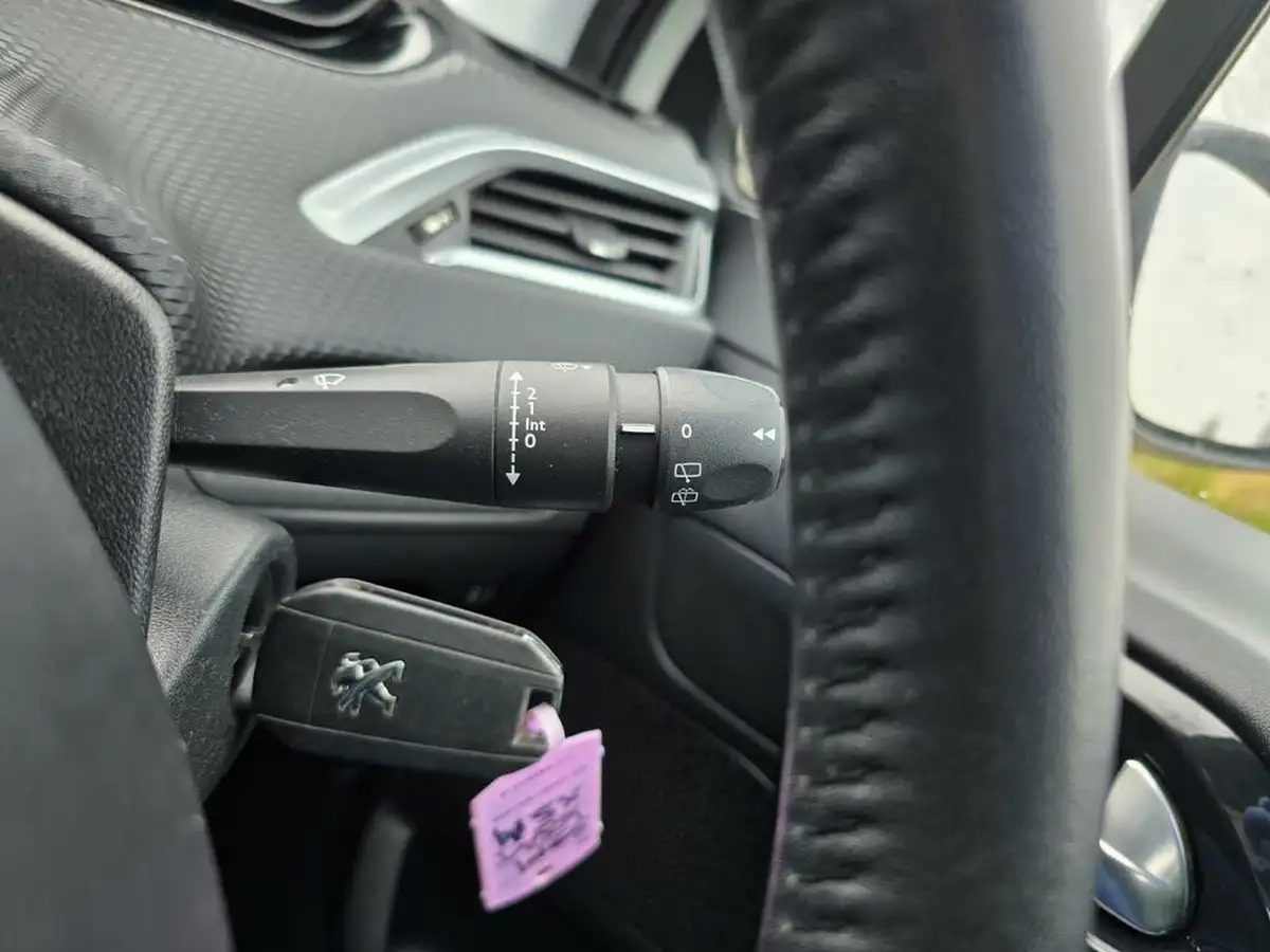 2015-peugeot-208-12-puretech-active-5d-big-29