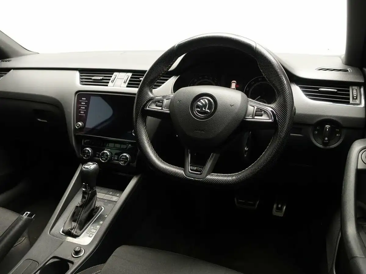 2017-skoda-octavia-20tdi-vrs-estate-dsg-big-17