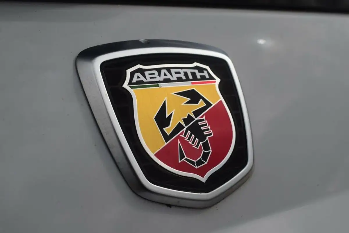 2022-abarth-595-14-tjet-f-big-14