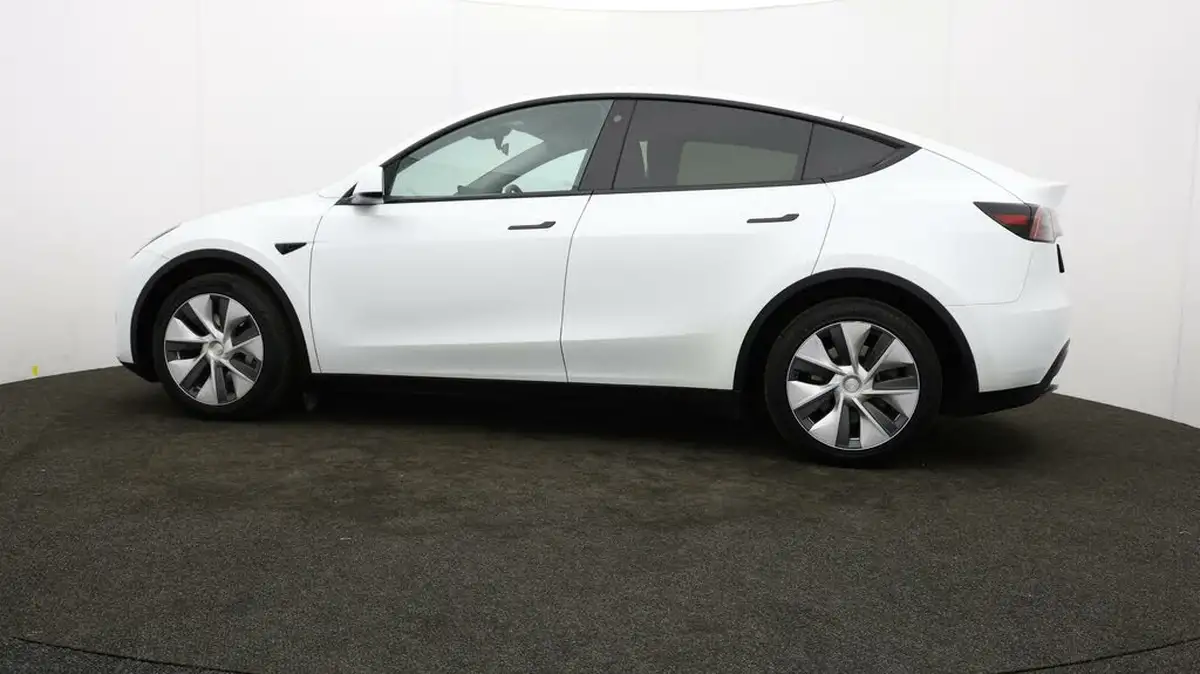 2023-tesla-model-y-e-rwd-big-64