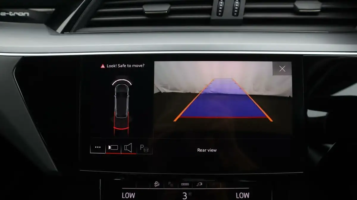 2021-audi-e-tron-50e-technik-station-wagon-big-33