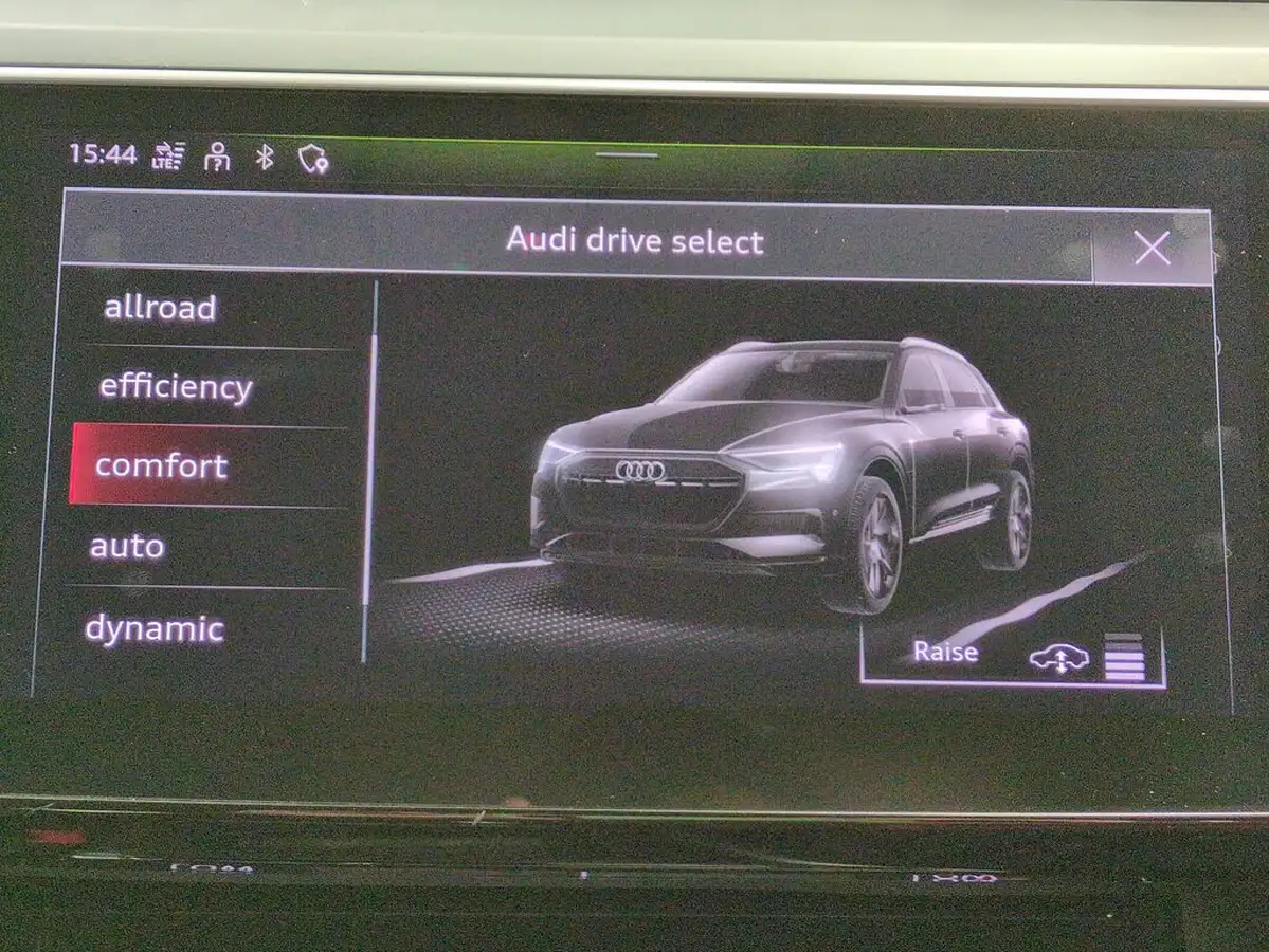 2021-audi-e-tron-50e-technik-station-wagon-big-18