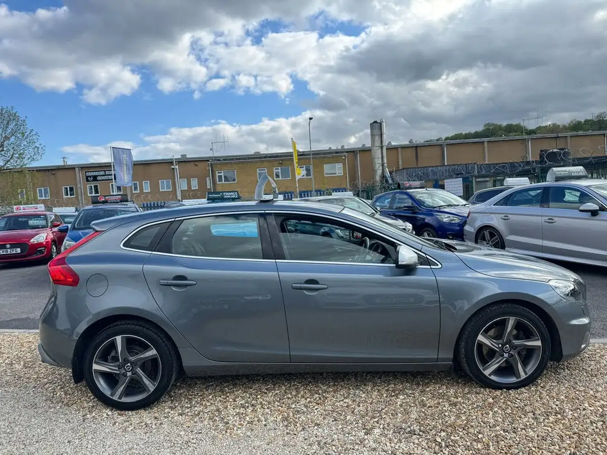 2015-volvo-v40-20td-d2-r-design-lux-nav-big-9