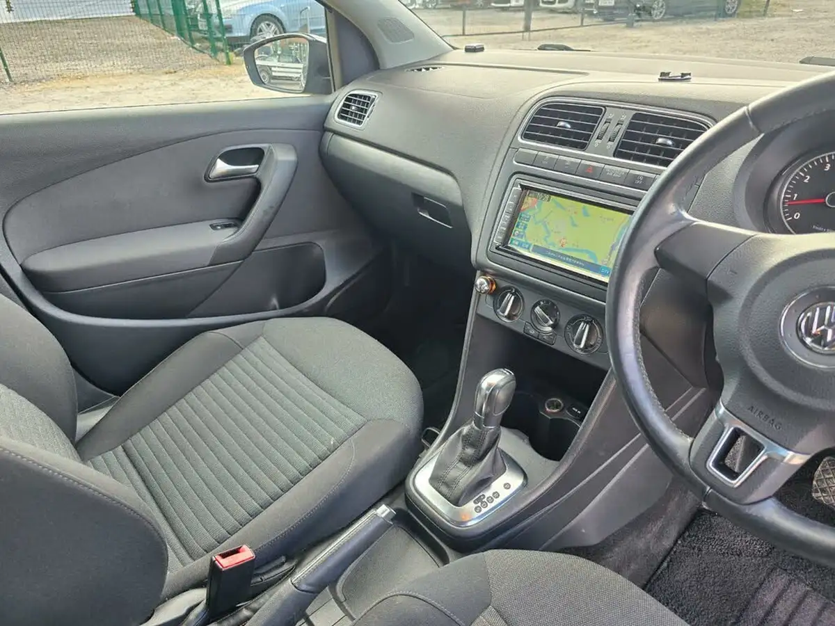 2014-volkswagen-polo-big-23