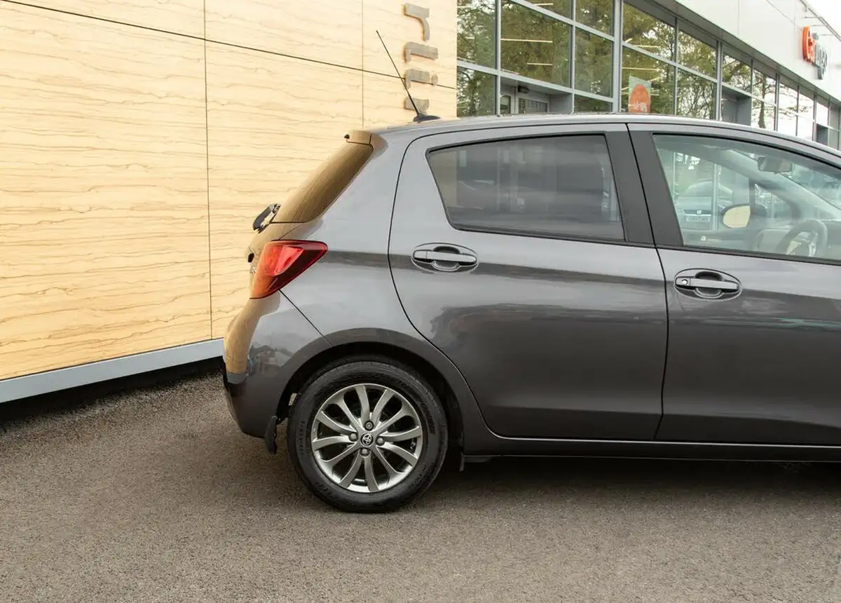 2016-toyota-yaris-133-icon-vvt-i-5d-big-7