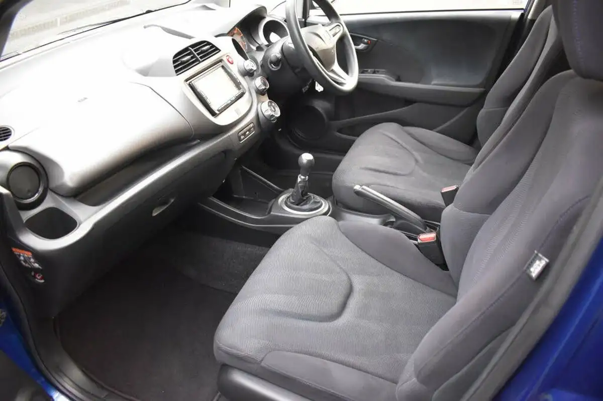 2011-honda-jazz-14-es-t-big-8