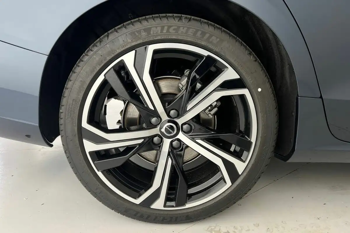 2025-volvo-v60-20-b4-plus-station-wagon-big-21