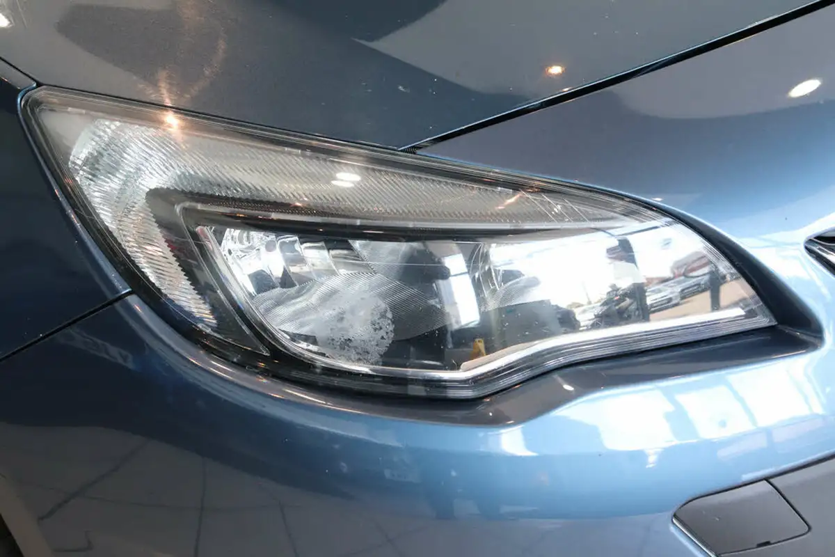 2013-vauxhall-astra-20td-sri-ss-estate-big-62