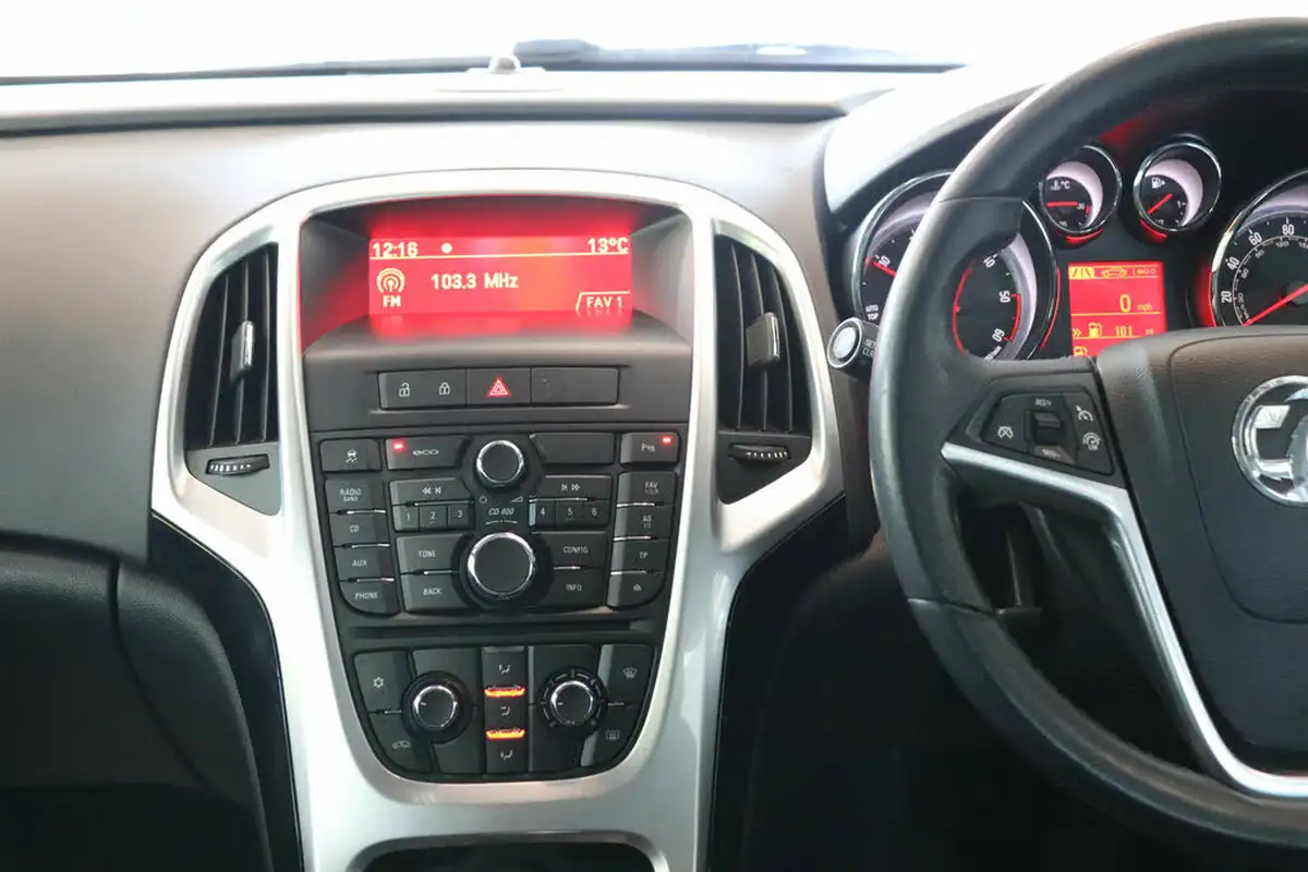 2013-vauxhall-astra-20td-sri-ss-estate-big-14