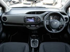2017-toyota-yaris-15-vvt-i-icon-navi-hybrid-small-2