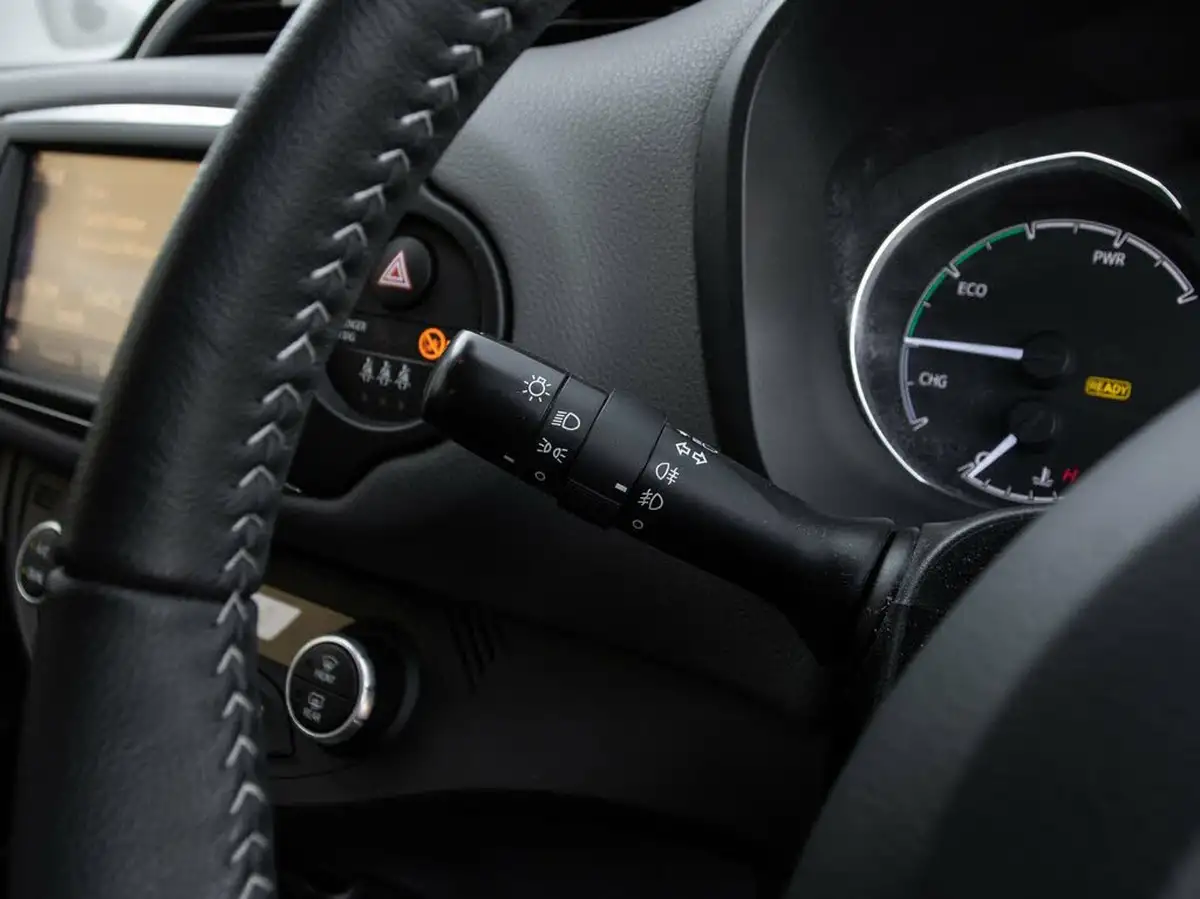 2017-toyota-yaris-15-vvt-i-icon-navi-hybrid-big-15