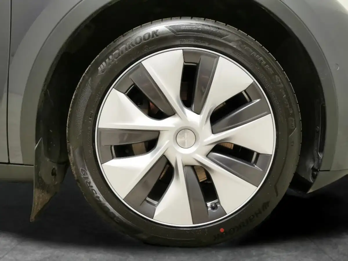 2022-tesla-model-y-e-long-range-big-33