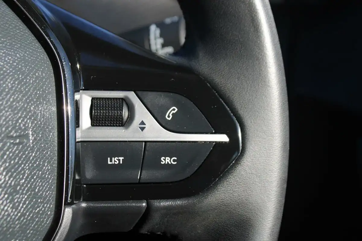2021-peugeot-2008-suv-12-puretech-active-premium-100bhp-big-21