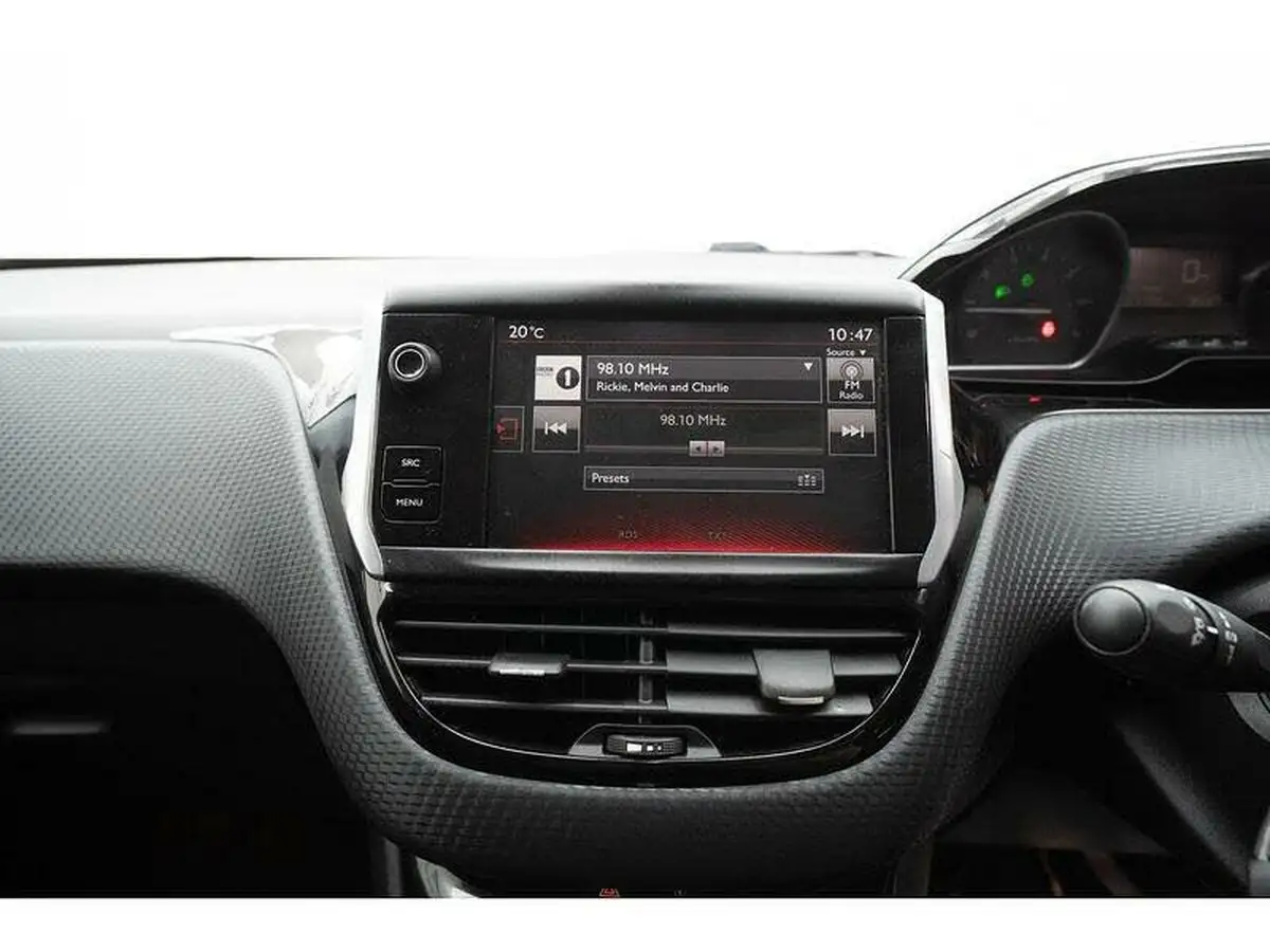 2016-peugeot-208-12-puretech-gt-line-5d-big-31