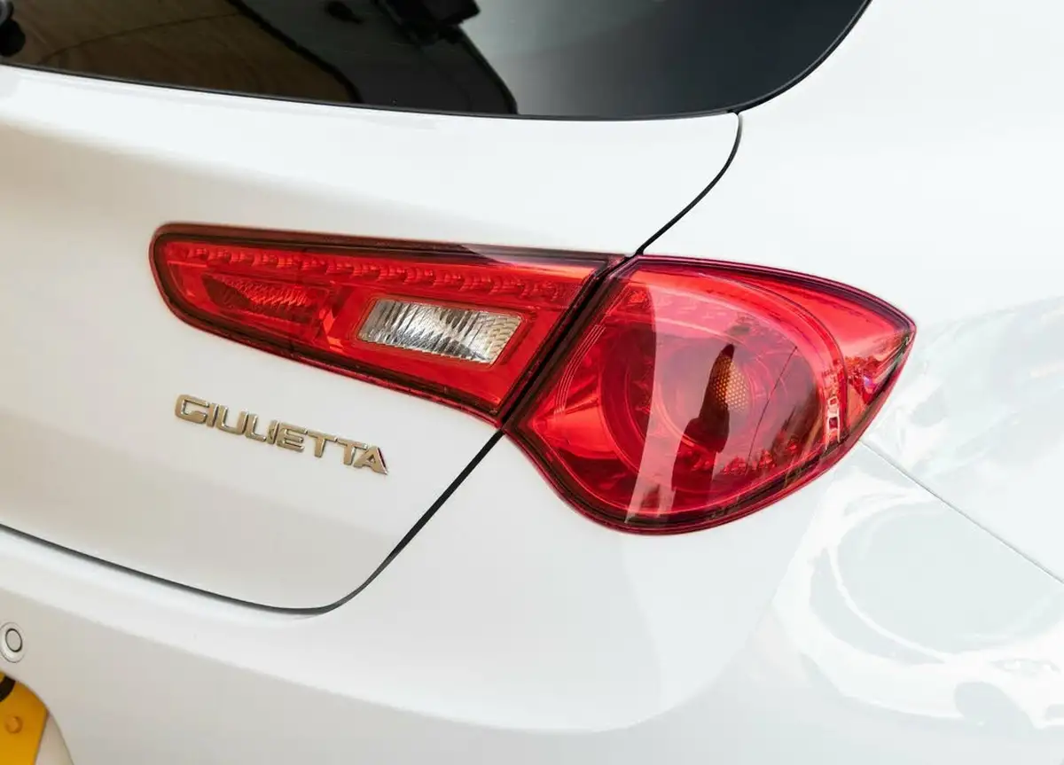2016-alfa-romeo-giulietta-14-tb-multiair-speciale-big-9