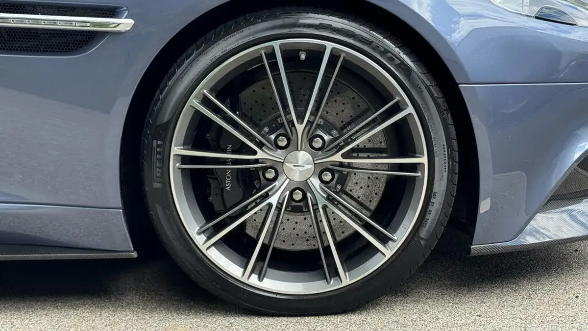 2014-aston-martin-vanquish-big-3