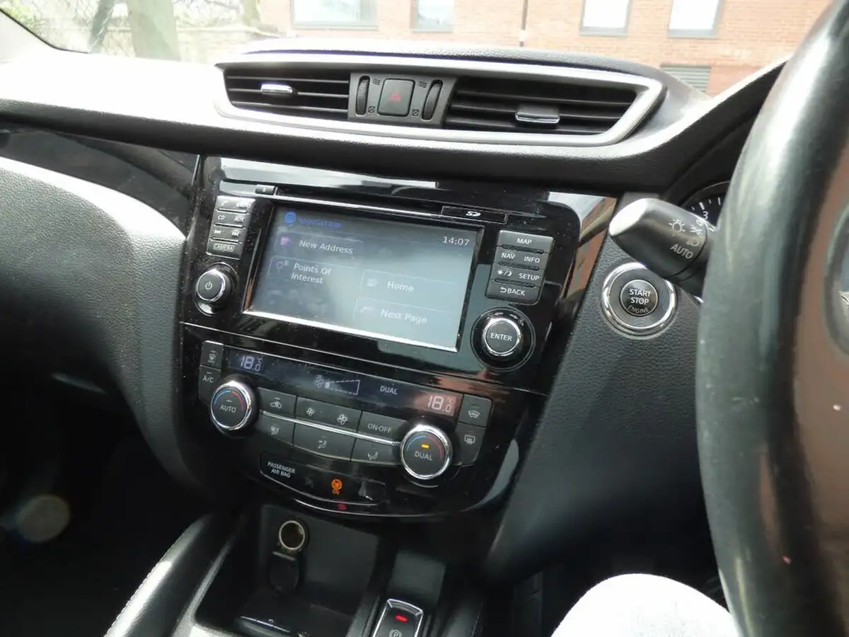 2014-nissan-qashqai-12-tekna-big-11