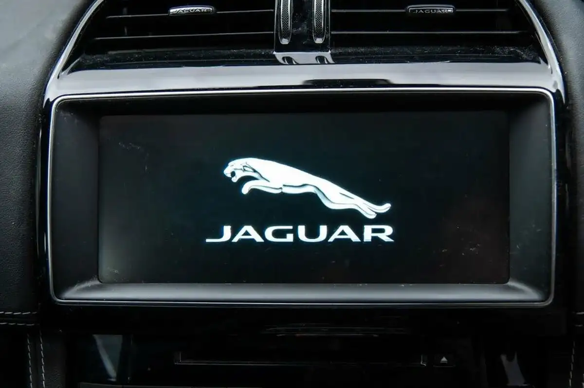 2020-jaguar-f-pace-20-i4d-chequered-flag-180ps-big-32