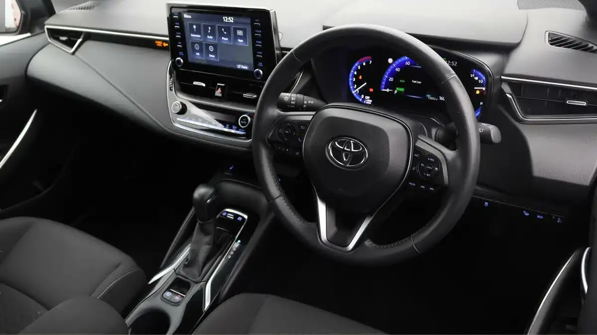 2022-toyota-corolla-18-vvt-i-icon-tech-trk-hatchback-5d-big-8