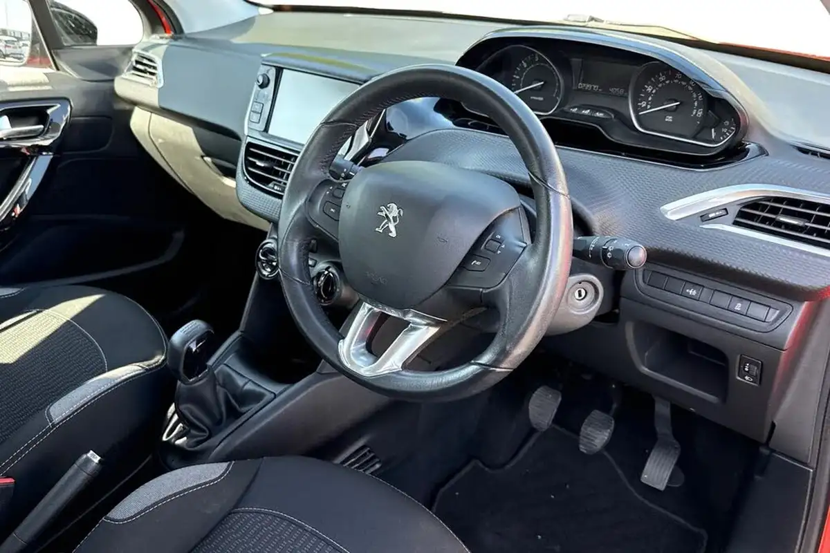 2016-peugeot-208-12-puretech-active-design-menthol-5d-big-13