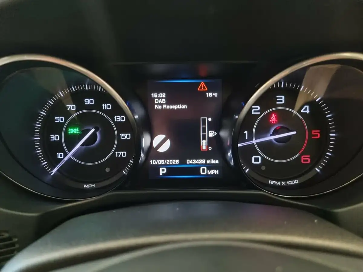 2015-jaguar-xe-20td-portfolio-180ps-auto-big-21