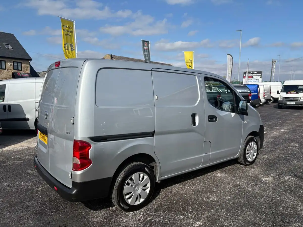 2015-nissan-nv200-15td-acenta-89bhp-panel-van-big-7