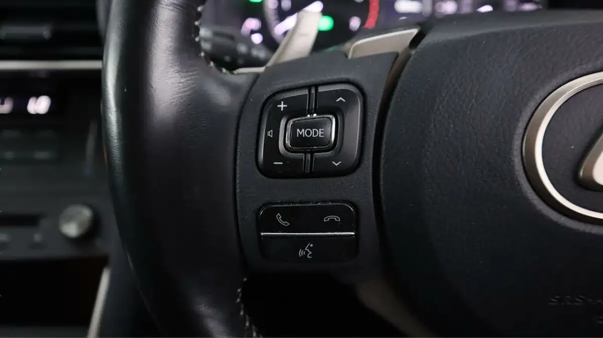 2019-lexus-is-300h-25-is-big-21