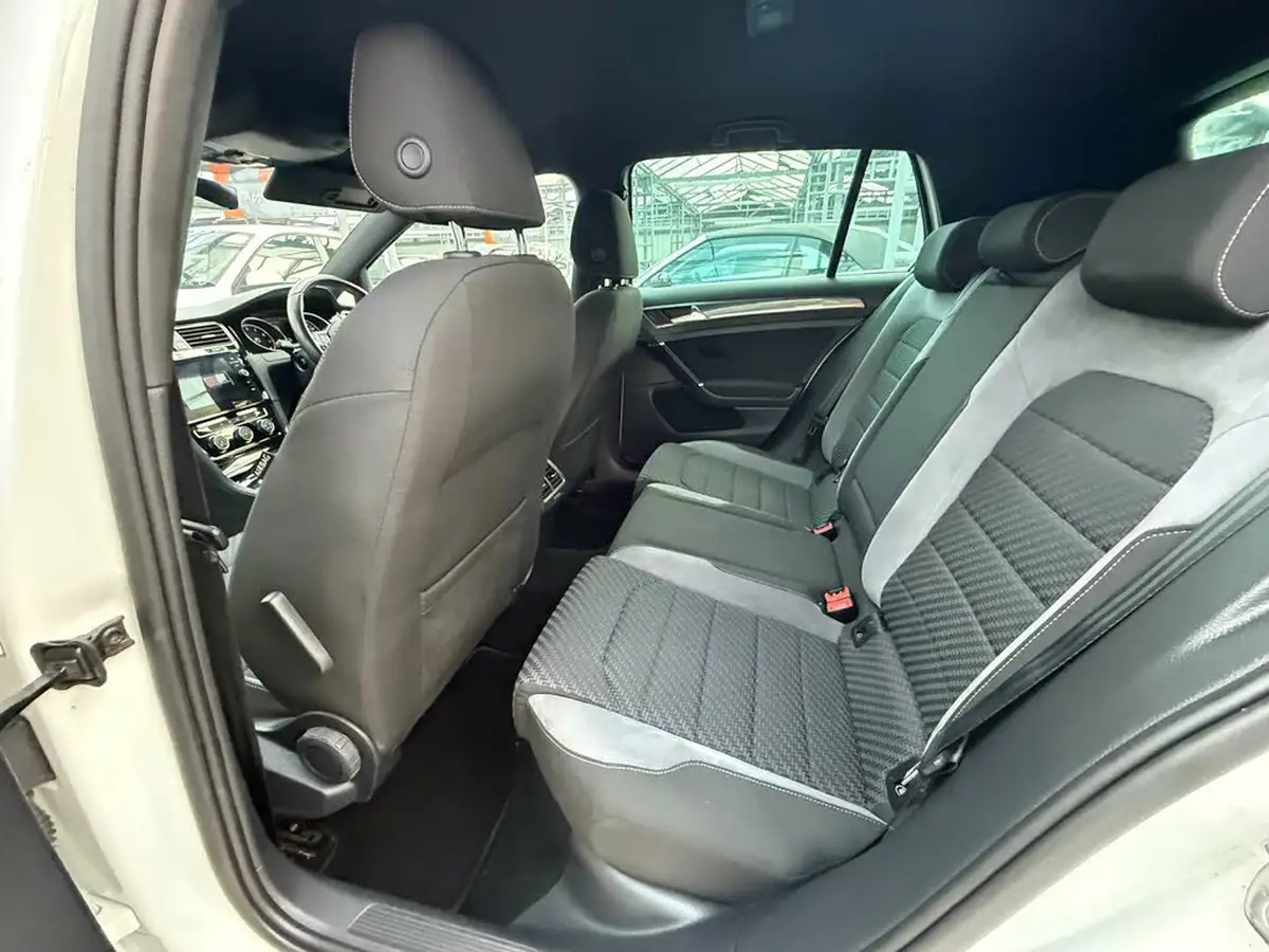 2017-volkswagen-golf-15-tsi-r-line-5d-big-33