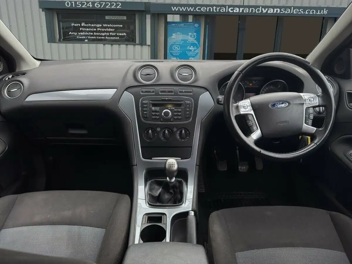 2012-ford-mondeo-20tdci-edge-140-hatchback-big-31
