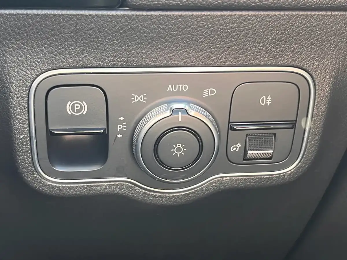 2021-mercedes-benz-gla-class-13-gla-200-amg-line-big-25