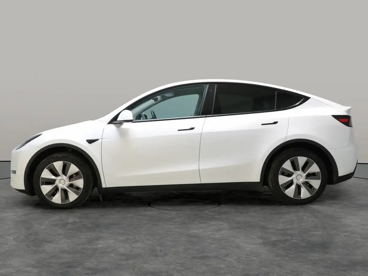 2023-tesla-model-y-e-long-range-big-13