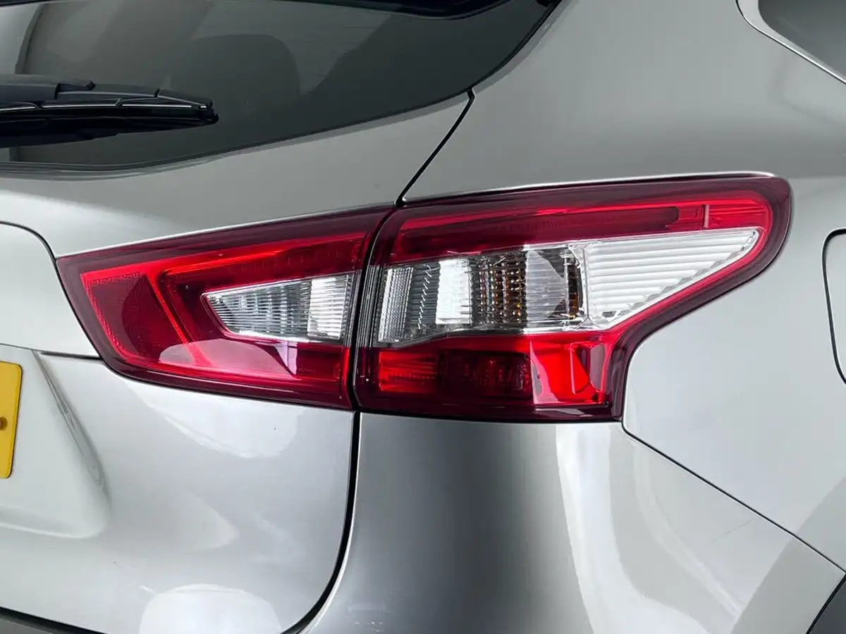 2016-nissan-qashqai-12-dig-t-n-vision-18in-big-7