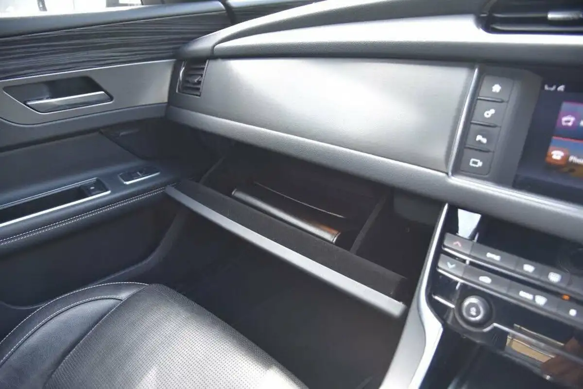 2018-jaguar-xf-30td-saloon-4d-big-31