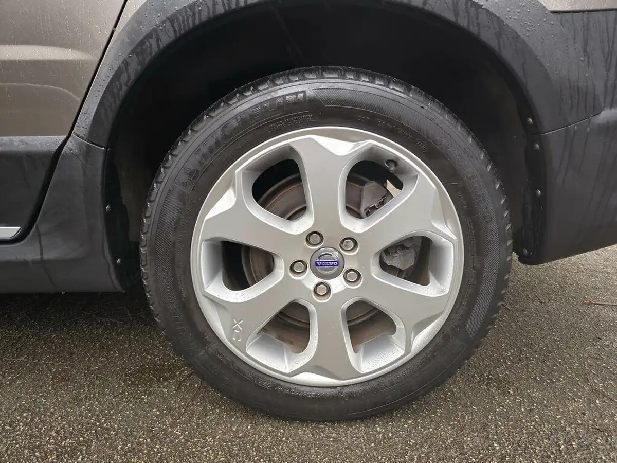 2011-volvo-xc70-30-t6-se-big-55