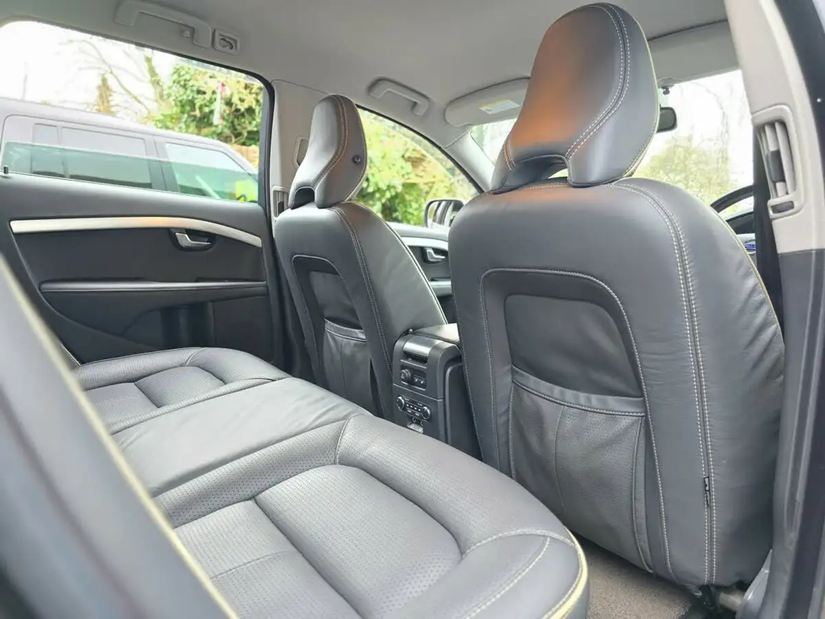 2011-volvo-xc70-30-t6-se-big-29