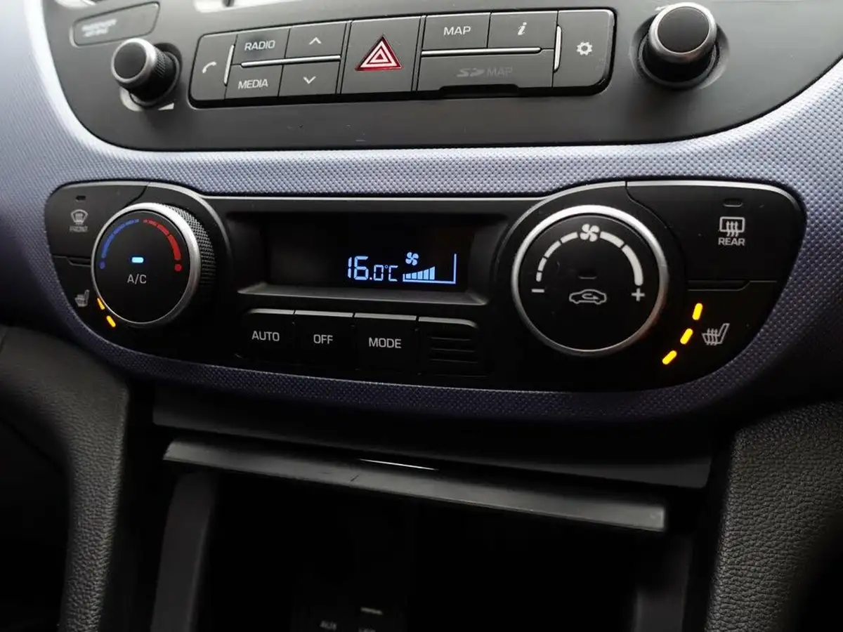 2017-hyundai-i10-12-premium-se-big-26