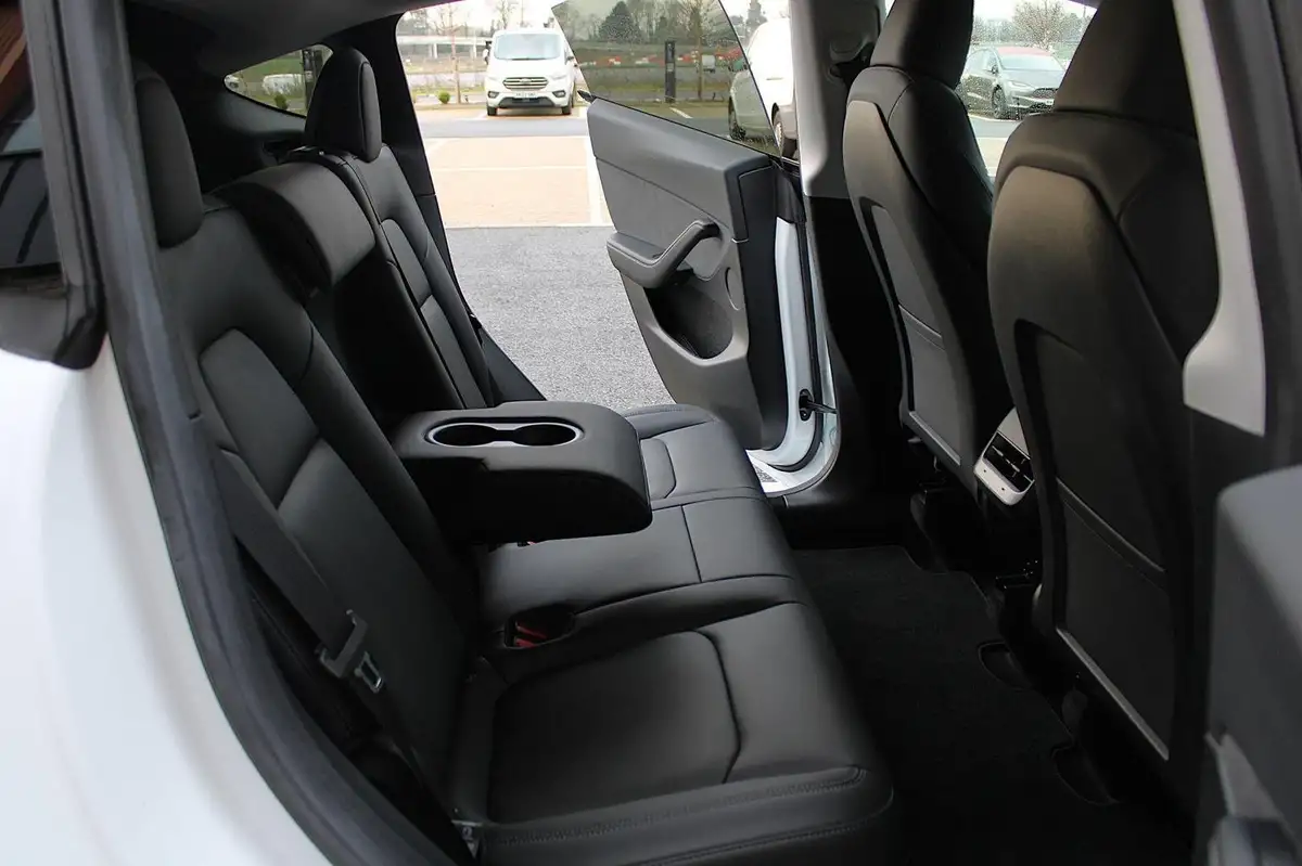 2023-tesla-model-y-e-long-range-big-19