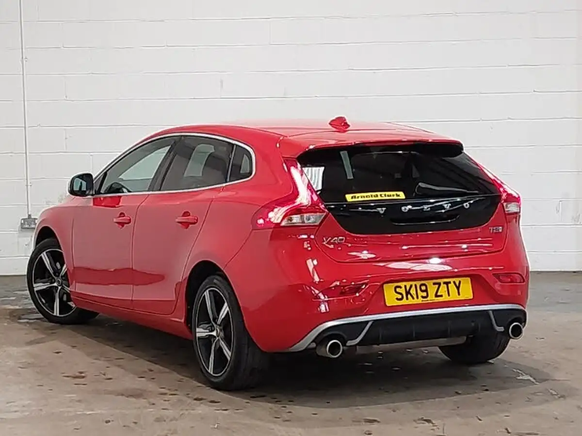 2019-volvo-v40-20-t2-r-design-edition-big-1