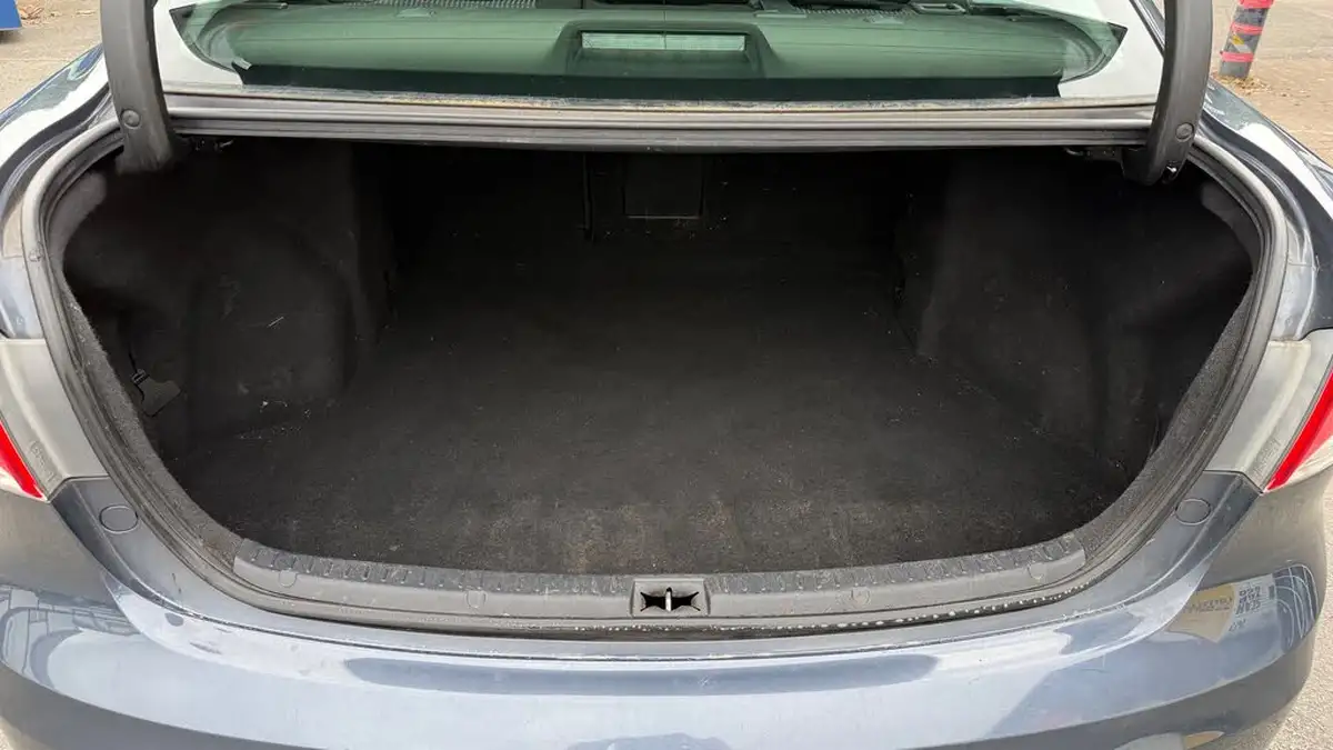 2010-toyota-avensis-big-12