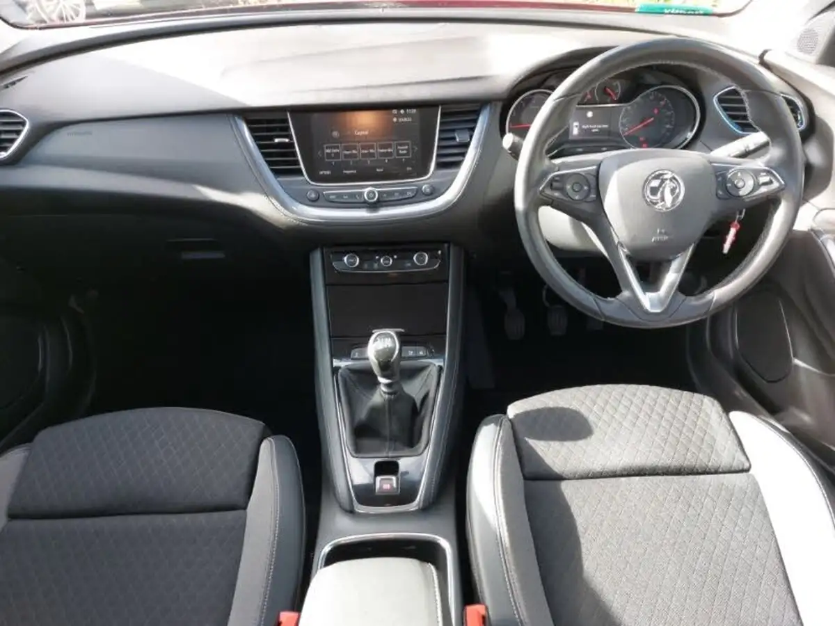 2019-vauxhall-grandland-x-12-tech-line-nav-big-2